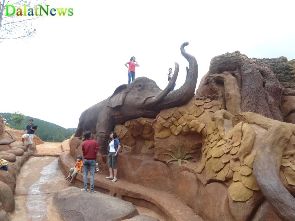 clay sculptures in Da Lat, clay tunnel, trinh ba dung