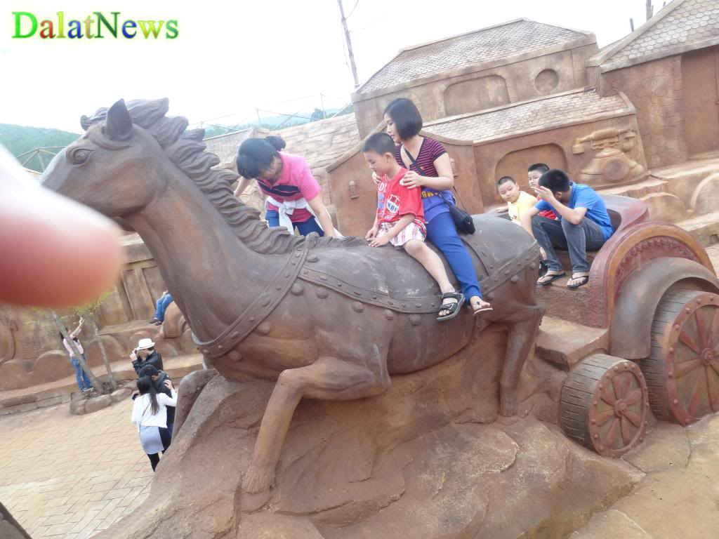 clay sculptures in Da Lat, clay tunnel, trinh ba dung