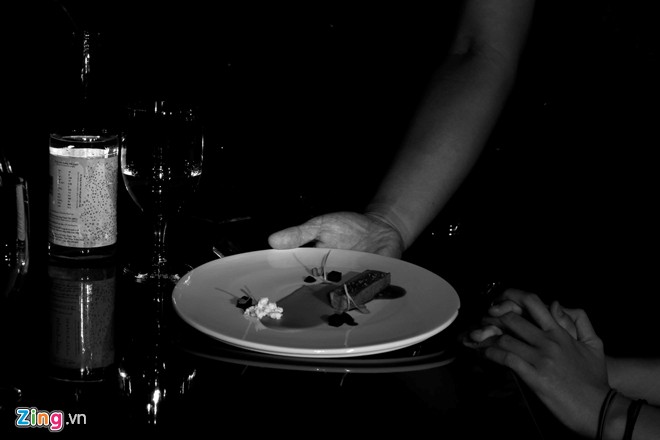 Dining in the Dark, Noir - Dining in the Dark Restaurant, blind people