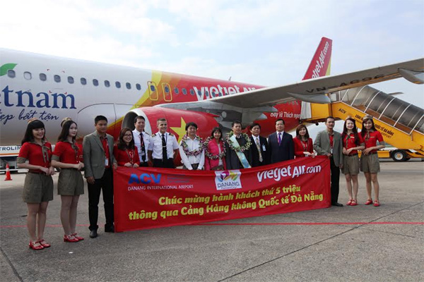 VietJet’s customer welcomed as Da Nang Airport’s five millionth passenger
