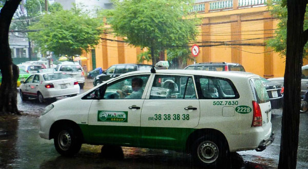 Hanoi taxi firms slash fares as fuel price falls