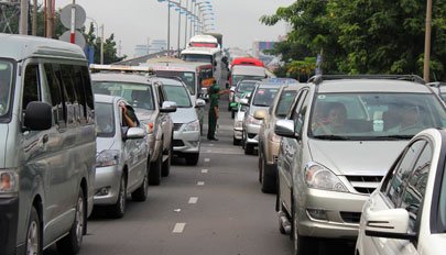 HCM City mulls car registration quota