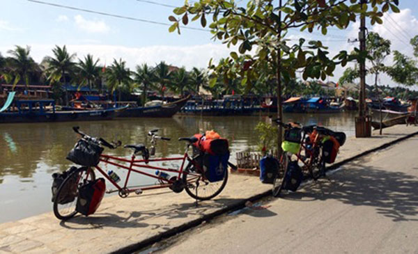 Dutch friends cycle across VN on bikes built for two