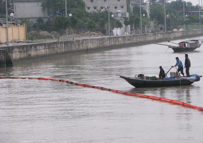 Photos: Quang Ninh cleans up oil spill on Uong river