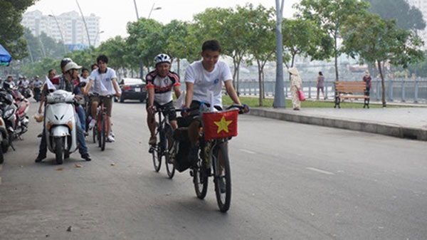 Youngster takes the plunge in HCM City canal