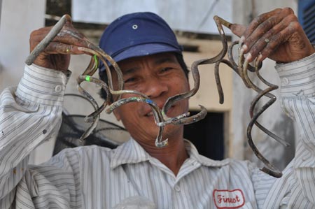 The man with the longest fingernails in Vietnam