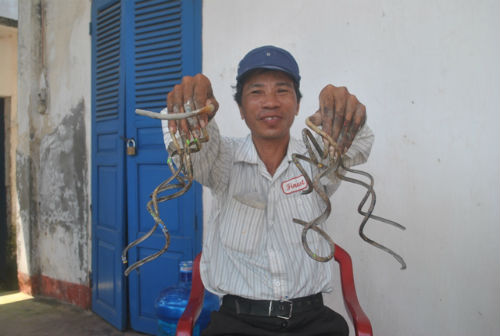 The man with the longest fingernails in Vietnam