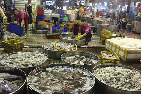 Binh Dien Wholesale Market, seafood stall