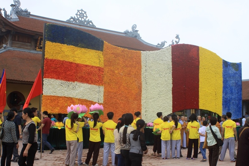 The world’s largest flower-made Buddhist flag in Ninh Binh