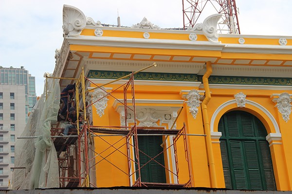 HCM City Post Office is re-painted after complaints about new color