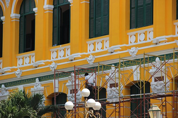 HCM City Post Office is re-painted after complaints about new color