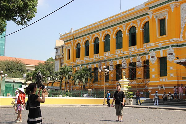 HCM City Post Office is re-painted after complaints about new color