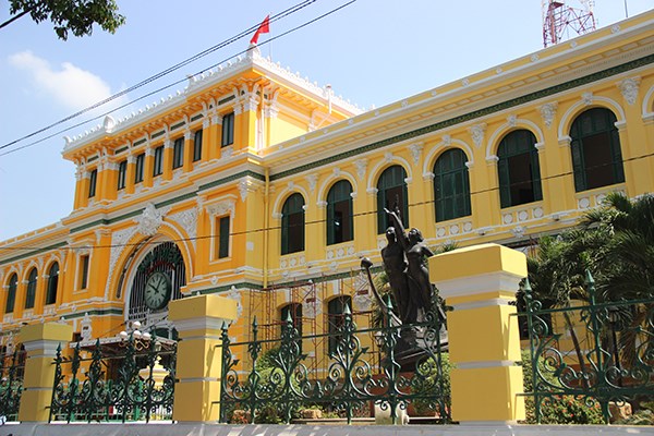 HCM City Post Office is re-painted after complaints about new color