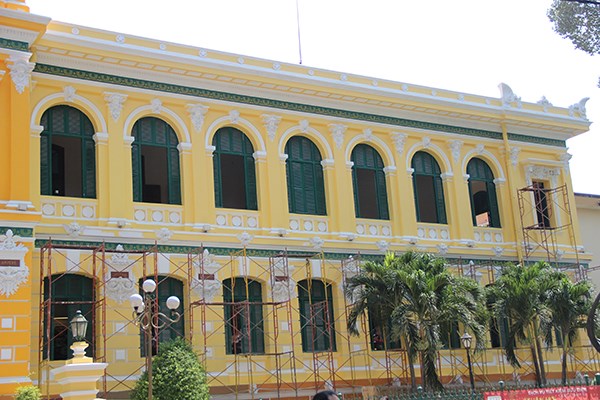 HCM City Post Office is re-painted after complaints about new color