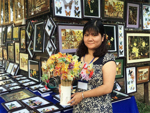 Butterfly pictures, disabled artisan Vu Thi Nguyet Anh, artisan