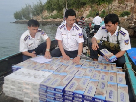 Vietnamese students win bronze medal in I-SWEEEP, Mekong Delta province prosecute 40 for cigarette smuggling, Two Korean fugitives wanted by Interpol arrested in VN, Three Chinese drug traffickers arrested in Vietnam