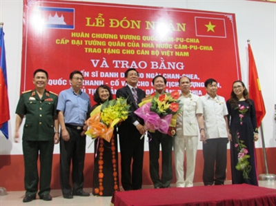 Nine Vietnamese hounoured with Cambodian army-general orders