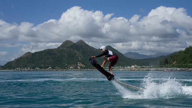 Thrilling games in Nha Trang Bay