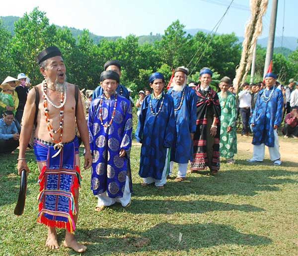 Quang Nam, Co Tu men, Necklaces, unique costumes