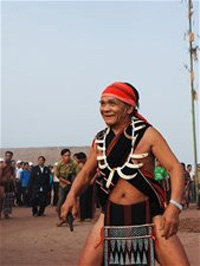 Quang Nam, Co Tu men, Necklaces, unique costumes