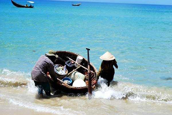 Hoi An City, An Bang beach, bamboo basket boat