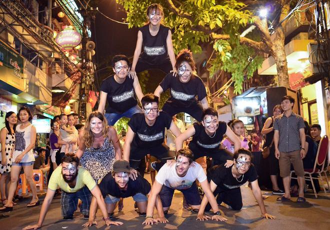 Foreign tourists enjoy face painting service in Hanoi, Hanoi old quarter, Ma May Street, walking street pedestrian streets