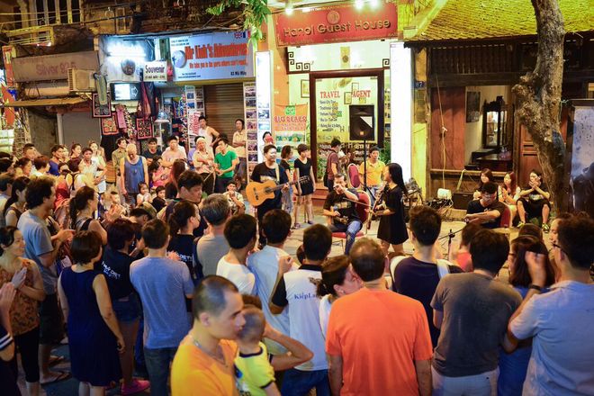 Foreign tourists enjoy face painting service in Hanoi, Hanoi old quarter, Ma May Street, walking street pedestrian streets