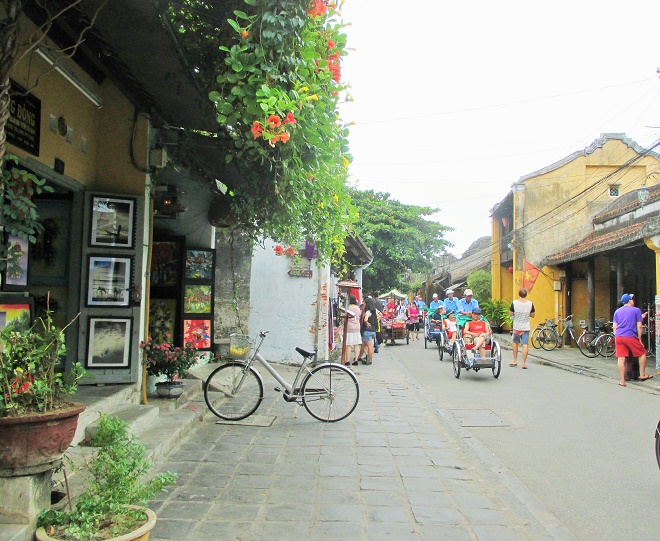 Hoi An ancient town shines on full-moon day