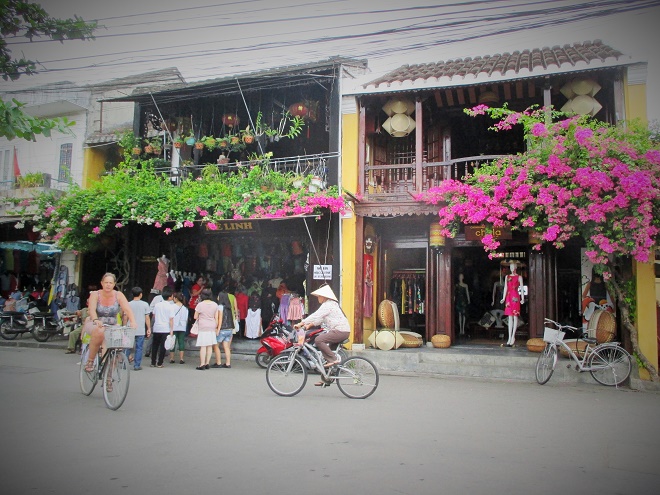 Hoi An ancient town shines on full-moon day