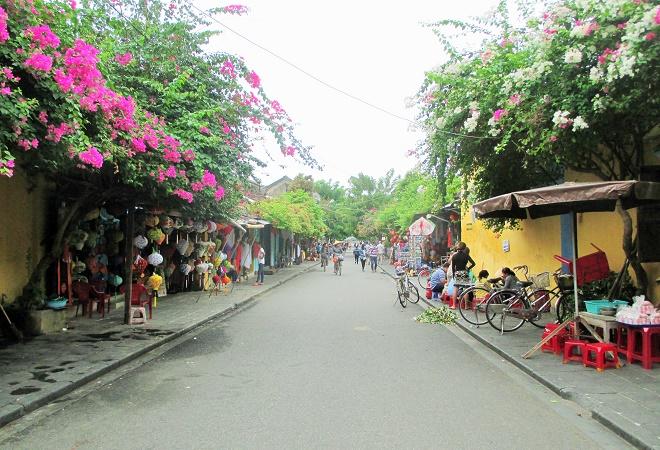 Hoi An ancient town shines on full-moon day