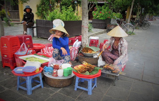 Hoi An ancient town shines on full-moon day