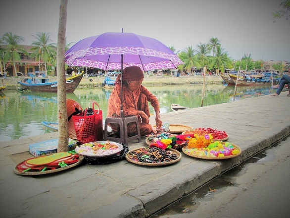 Hoi An ancient town shines on full-moon day