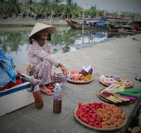 Hoi An ancient town shines on full-moon day