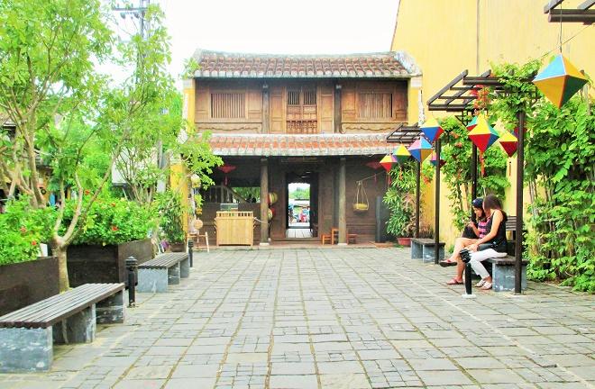 Hoi An ancient town shines on full-moon day