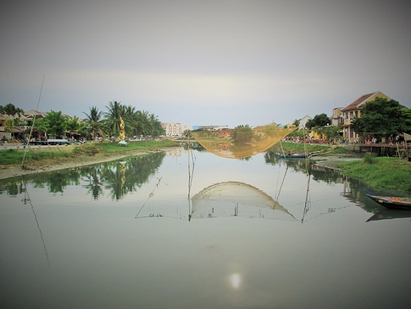 Hoi An ancient town shines on full-moon day