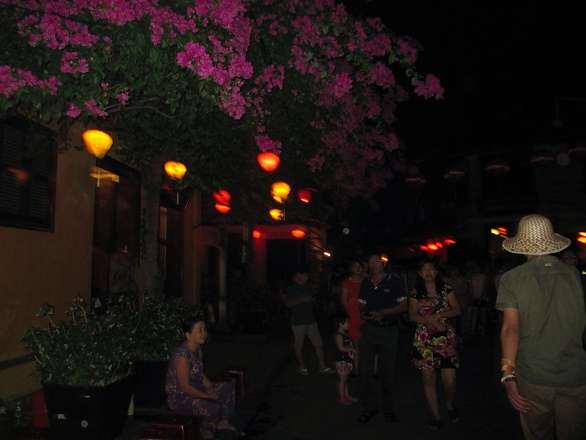 Hoi An ancient town shines on full-moon day