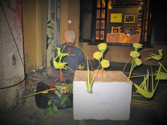 Hoi An ancient town shines on full-moon day