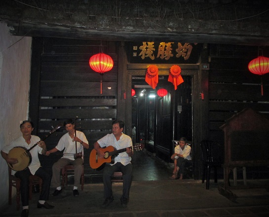 Hoi An ancient town shines on full-moon day