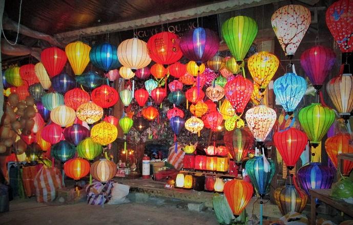 Hoi An ancient town shines on full-moon day