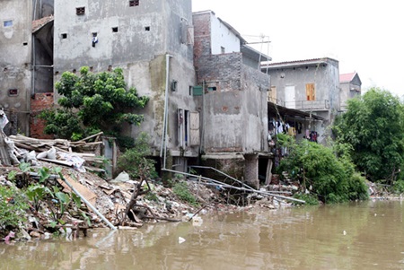Landslides threaten rivers, residents' safety in Hanoi