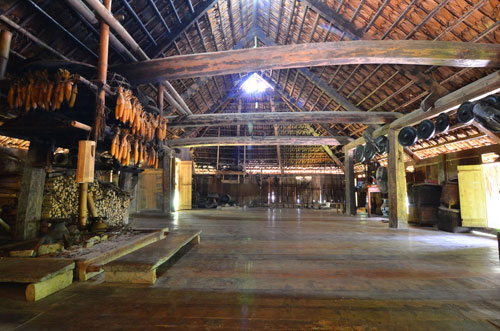 Artists join hands to rebuild Muong ancient house