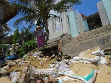 Traffic accident kills two in central Quang Tri, Fishermen attack sand dredges, Police seize rotting chickens before being sold, PM adjusts construction project for Dau Giay - Phan Thiet Highway, Health insurance to include holidays