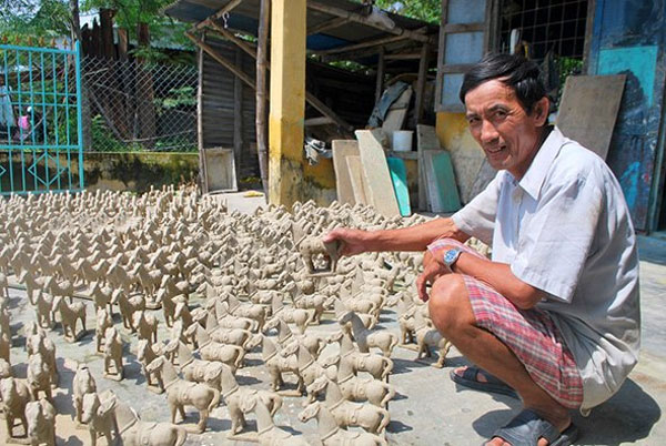 Quang Nam, clay horses, worshiping