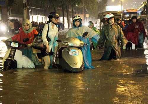 Saigon in chaos in the biggest rain in the year