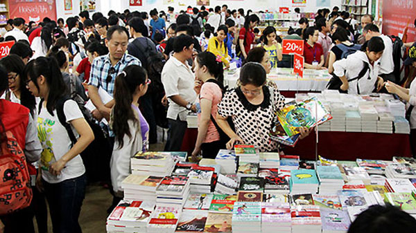 Ha Noi Book Fair, singer Bach Van, old books, French invaders