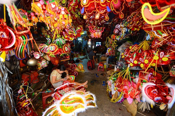 Vietnamese goods, Mid-Autumn festival, traditional toys, multi-coloured lanterns