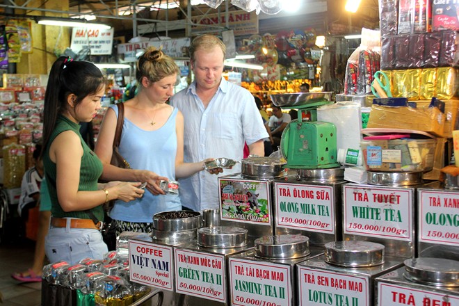 Foreign Tourists Complain Of Early Closings In Vietnam