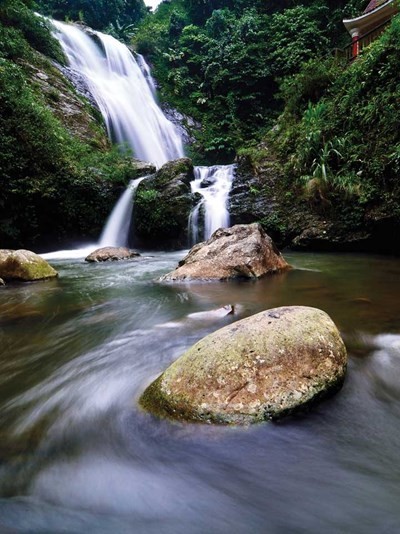 Discover beautiful waterfalls in Hoa Binh