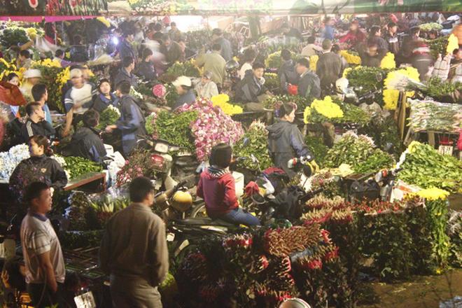 Quang Ba night flower market, hanoi night life, hanoi travel, hanoi tourism, hanoi culture