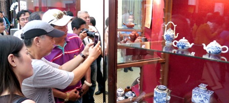 HCM City exhibits antique tea sets, New TV show about Japanese music, Vietnamese tattoo artist featured in book by US writer, Christine Ha looks for food guide in HCM City, Danang, New King Kong movie to film in world’s largest cave in central Vietnam